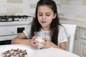 anak minum susu