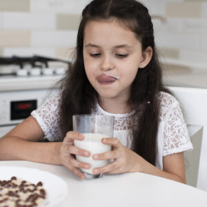 anak minum susu