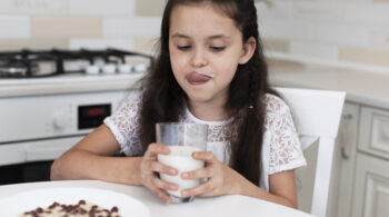anak minum susu